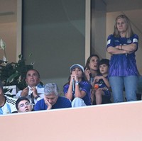 Wajah tegang juga ditunjukkan Antonela saat menonton pertandingan final Piala Dunia 2022 yang berakhir dengan adu pinalti dan kemenangan Argentina itu. Foto: Dok. Getty Images, AFP, Instagram