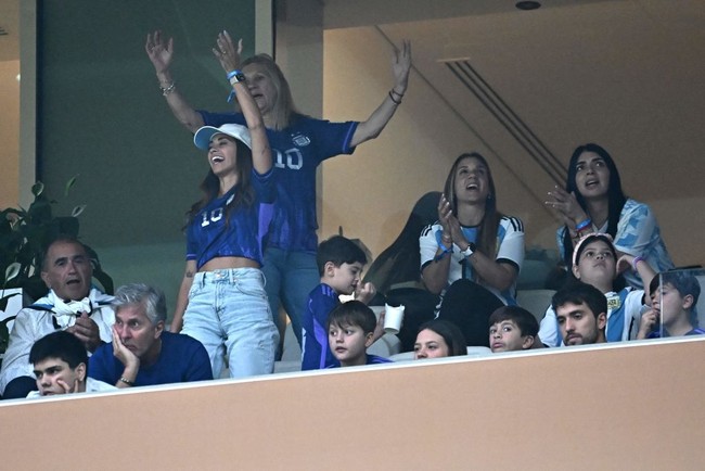 Beragam ekspresi ditunjukkan Antonela Roccuzzo saat suaminya bertanding. Ketika Messi sukses mencetak gol, dia bersorak gembira. Foto: Dok. Getty Images, AFP, Instagram