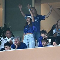 Beragam ekspresi ditunjukkan Antonela Roccuzzo saat suaminya bertanding. Ketika Messi sukses mencetak gol, dia bersorak gembira. Foto: Dok. Getty Images, AFP, Instagram