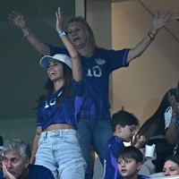 Lihat wajah senang Antonela Roccuzzo saat suaminya, Lionel Messi berhasil menjebol gawang Prancis. Messi menciptakan dua dari tiga gol Argentina (satu penalti) di laga final Piala Dunia 2022. Foto: Dok. Getty Images, AFP, Instagram