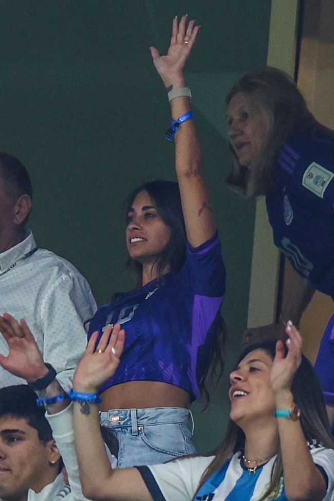 Nonton laga final Piala Dunia 2022, Antonela Roccuzzo kembali bergaya memakai jersey 10 sang suami. Baju jersey itu dibentuknya menjadi crop top serupa dengan penampilannya saat menonton Argentina melawan Kroasia. Foto: Dok. Getty Images, AFP, Instagram
