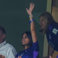 Nonton laga final Piala Dunia 2022, Antonela Roccuzzo kembali bergaya memakai jersey 10 sang suami. Baju jersey itu dibentuknya menjadi crop top serupa dengan penampilannya saat menonton Argentina melawan Kroasia. Foto: Dok. Getty Images, AFP, Instagram