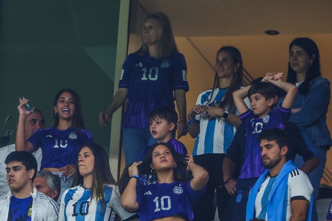 Antonela juga membawa ketiga putranya dengan Messi untuk menonton laga final Piala Dunia 2022 antara Argentina vs Prancis. Ketiga anak Messi, Mateo, Ciro dan Thiago hadir di Stadion Lusail, Doha, tempat final Piala Dunia 2022 berlangsung. Foto: Dok. Getty Images, AFP, Instagram