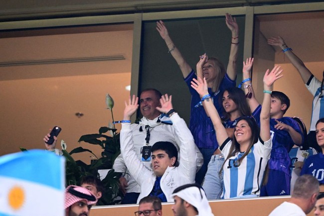 Wanita yang dinikahi Lionel Messi pada 2017 itu hadir menonton final Piala Dunia 2022 bersama mertuanya, Celia Maria Cuccittini dan Jorge Messi. Kedua orangtua Messi ikut datang ke Qatar untuk menonton pertandingan sang putra yang mendapat julukan The Goat di dunia sepakbola. Foto: Dok. Getty Images, AFP, Instagram