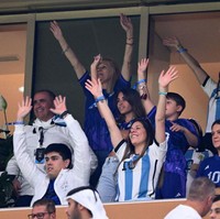 Wanita yang dinikahi Lionel Messi pada 2017 itu hadir menonton final Piala Dunia 2022 bersama mertuanya, Celia Maria Cuccittini dan Jorge Messi. Kedua orangtua Messi ikut datang ke Qatar untuk menonton pertandingan sang putra yang mendapat julukan The Goat di dunia sepakbola. Foto: Dok. Getty Images, AFP, Instagram