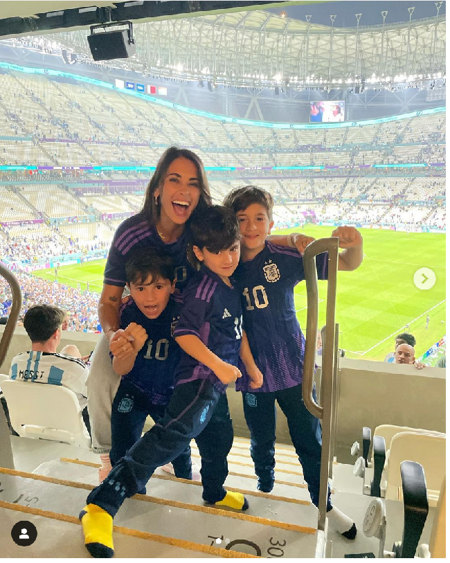 Antonela Roccuzzo sempat mengunggah momen saat dia dan ketiga putranya hadir di stadion Qatar untuk memberi dukungan pada Messi. Pada keterangan fotonya, dia memberikan kata-kata penyemangat. “Ayo Argentina!!! Ayo @leomessi!!!” tulisnya. Foto: Dok. Getty Images, AFP, Instagram