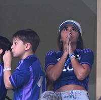 Antonela Roccuzzo, istri Lionel Messi kembali hadir di stadion sepakbola Qatar untuk menonton laga final suaminya di Piala Dunia 2022. Antonela hadir di bangku penonton Stadion Lusail, Doha, Qatar, menonton final Piala Dunia 2022 antara Argentina melawan Prancis.  Foto: Dok. Getty Images, AFP, Instagram