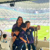 Antonela Roccuzzo sempat mengunggah momen saat dia dan ketiga putranya hadir di stadion Qatar untuk memberi dukungan pada Messi. Pada keterangan fotonya, dia memberikan kata-kata penyemangat. “Ayo Argentina!!! Ayo @leomessi!!!” tulisnya. Foto: Dok. Getty Images, AFP, Instagram