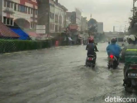 Jalan Margonda Raya, Depok, tergenang usai turunnya hujan deras. Sejumlah kendaraan memilih melintas di lajur kanan jalan. (Sudrajat/detikcom)