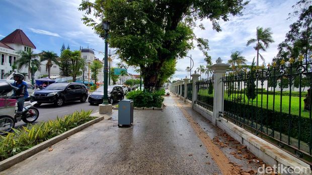 Jalur pedestrian di Jalan Panembahan Senopati Jogja usai dibenahi. Foto diambil Senin (19/12/2022).