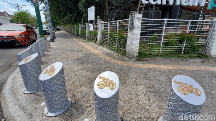 Jalur pedestrian di Jalan Panembahan Senopati Jogja usai dibenahi. Foto diambil Senin (19/12/2022).