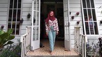 Mencari souvenir dan berfoto.
