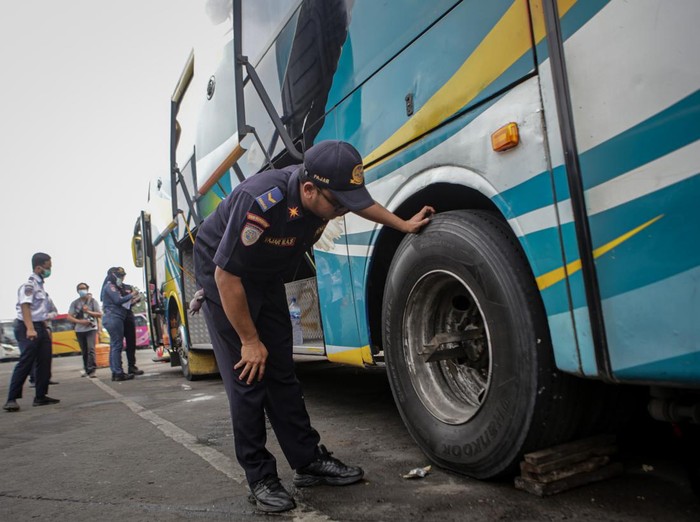 Petugas memeriksa kondisi bus saat melakukan pemeriksaan kelaikan kendaraan (ramp check) di Terminal Kalideres, Jakarta, Senin (19/12/2022). Pemeriksaan kelaikan kendaraan bus yang disiapkan untuk angkutan saat Natal dan Tahun Baru tersebut untuk menjamin keamaan dan keselamatan penumpang. ANTARA FOTO/Fauzan/aww.