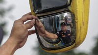 Lalu, petugas juga memeriksa kondisi kaca spion pada bus. Tujuan pemeriksaan kelaikan ini untuk menjamin keamaan dan keselamatan penumpang.  