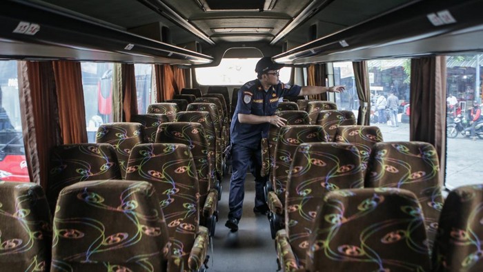 Petugas memeriksa kondisi bus saat melakukan pemeriksaan kelaikan kendaraan (ramp check) di Terminal Kalideres, Jakarta, Senin (19/12/2022). Pemeriksaan kelaikan kendaraan bus yang disiapkan untuk angkutan saat Natal dan Tahun Baru tersebut untuk menjamin keamaan dan keselamatan penumpang. ANTARA FOTO/Fauzan/aww.