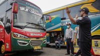 Petugas memeriksa beberapa bagian bus seperti kondisi lampu pada bus.