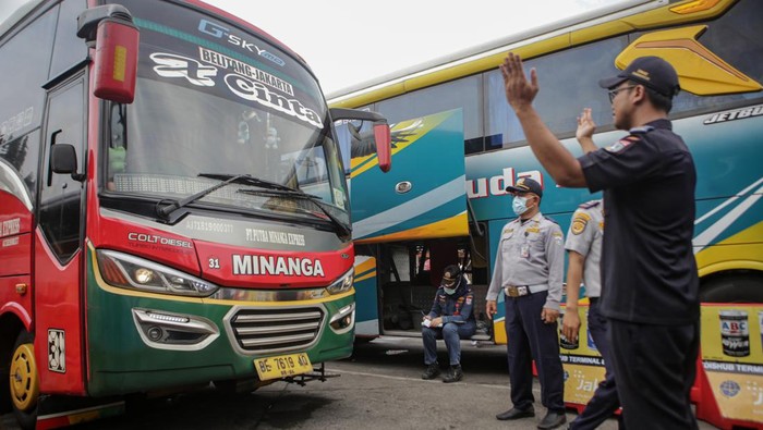 Petugas memeriksa kondisi bus saat melakukan pemeriksaan kelaikan kendaraan (ramp check) di Terminal Kalideres, Jakarta, Senin (19/12/2022). Pemeriksaan kelaikan kendaraan bus yang disiapkan untuk angkutan saat Natal dan Tahun Baru tersebut untuk menjamin keamaan dan keselamatan penumpang. ANTARA FOTO/Fauzan/aww.