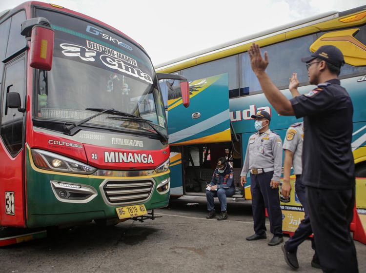 Jelang Nataru, Bus di Terminal Kalideres Diperiksa Kelaikannya