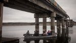 Jembatan Putus Dibom Rusia, Warga Kharkiv Nyeberang Naik Perahu