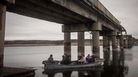Putusnya jembatan ini membuat aktivitas warga terhambat. Mereka harus menggunakan perahu untuk menyeberang.