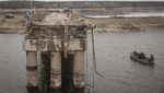 Jembatan Putus Dibom Rusia, Warga Kharkiv Nyeberang Naik Perahu