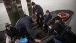 Jembatan Putus Dibom Rusia, Warga Kharkiv Nyeberang Naik Perahu