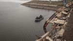 Jembatan Putus Dibom Rusia, Warga Kharkiv Nyeberang Naik Perahu