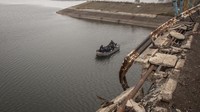 Untuk menyeberang mereka disediakan perahu kecil gratis.