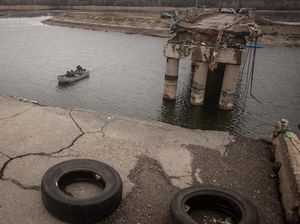 Jembatan Putus Dibom Rusia, Warga Kharkiv Nyeberang Naik Perahu