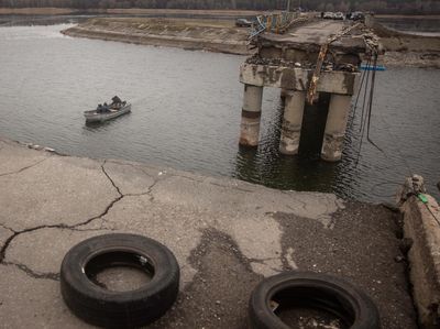 Jembatan Putus Dibom Rusia, Warga Kharkiv Nyeberang Naik Perahu