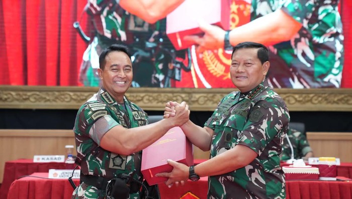 Jenderal Andika Perkasa (kiri) dan Panglima TNI Laksamana Yudo Margono (kanan).