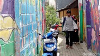 Pengunjung kampung bakal disambut dengan remang-remangnya lorong menuju Kampung Braga. (Foto: Sudirman Wamad/detikJabar)