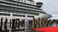 Kapal ini membawa 512 wisatawan dan 440 kru lho.