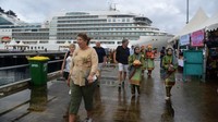 Kapal sengaja berlabuh selama 8 jam untuk mengunjungi sejumlah objek wisata di pulau tersebut.