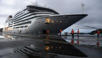 Petugas pelabuhan menambatkan tali jangkar kapal pesiar MS Seabourn Encore berbendera Bahamas setibanya di pelabuhan CT3 Badan Pengusahaan Kawasan Sabang (BPKS) provinsi Aceh, Senin (19/12/2022).