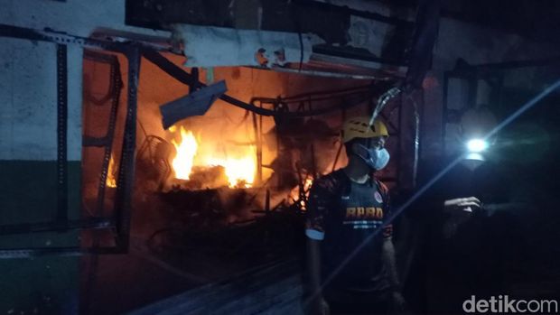 Kebakaran melanda Pasar Ciawi Tasikmalaya pada Minggu (18/12/2022). Ratusan kios hangus dilahap si jago merah. Tidak ada korban jiwa dalam insiden tersebut.
