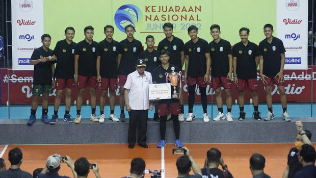 Kejuaraan Nasional Voli Junior 2022 telah rampung digelar. Jawa Timur menjadi juara dari kategori tim putra, sementara Jawa Barat kantongi gelar tim putri.