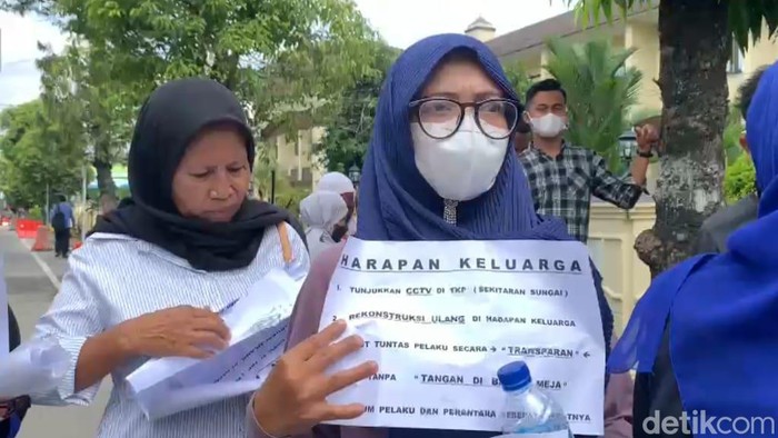 Keluarga korban pembunuhan oleh kakek berusia 72 tahun di Medan menggelar unjuk rasa. (Goklas Wisely/detikSumut)