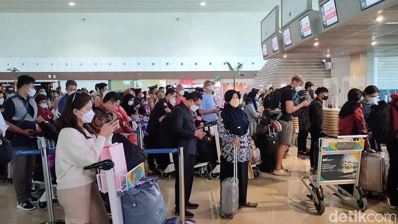 Kepadatan penumpang di Yogyakarta International Airport (YIA), Kulon Progo, Senin (19/12/2022).
