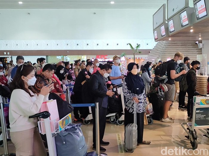 Kepadatan penumpang di Yogyakarta International Airport (YIA), Kulon Progo, Senin (19/12/2022).