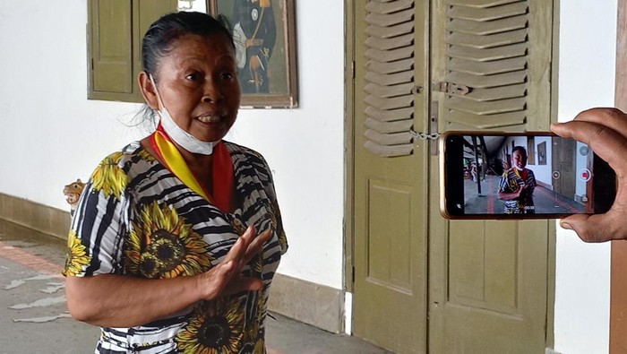 Abdi Dalem Keraton Kasunanan Surakarta, Sri Atun (50), saat ditemui detikJateng di Keraton Surakarta, Senin (19/12/2022).
