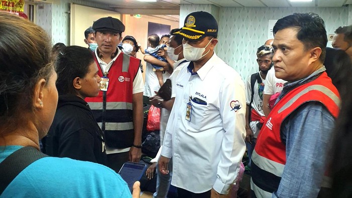 Kesiapan Angkutan Laut Jelang Libur Nataru 2022 Direktur Lalu Lintas & Angkutan Laut Kemenhub RI Capt. Hendri Ginting bersama Direktur Usaha Angkutan Barang & Tol Laut PT PELNI Yossianis Marciano melihat pelayanan Natal 2022 & Tahun Baru 2023 di KM Bukit Siguntang, Pelabuhan Semayang Balikpapan, Senin (19/12). Selama angkutan Nataru 2023, PELNI mempersiapkan 26 kapal penumpang dan 43 kapal perintis.