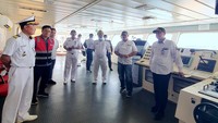 Direktur Lalu Lintas & Angkutan Laut Kemenhub RI Capt. Hendri Ginting bersama Direktur Usaha Angkutan Barang & Tol Laut PT PELNI Yossianis Marciano melihat pelayanan Natal 2022 & Tahun Baru 2023 di KM Bukit Siguntang, Pelabuhan Semayang Balikpapan, Senin (19/12).