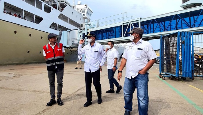 Kesiapan Angkutan Laut Jelang Libur Nataru 2022 Direktur Lalu Lintas & Angkutan Laut Kemenhub RI Capt. Hendri Ginting bersama Direktur Usaha Angkutan Barang & Tol Laut PT PELNI Yossianis Marciano melihat pelayanan Natal 2022 & Tahun Baru 2023 di KM Bukit Siguntang, Pelabuhan Semayang Balikpapan, Senin (19/12). Selama angkutan Nataru 2023, PELNI mempersiapkan 26 kapal penumpang dan 43 kapal perintis.