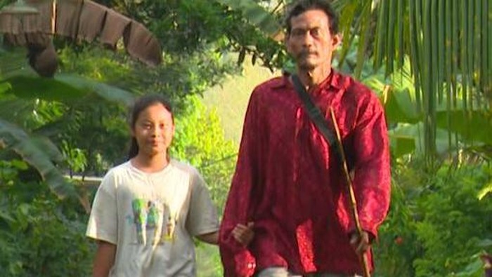 Amel tinggal bersama ayahnya di Dusun Lebaksari, Desa Lebakharjo, Kecamatan Ampelgading, Kabupaten Malang, Jawa Timur. Remaja itu merawat ayahnya yang stroke.