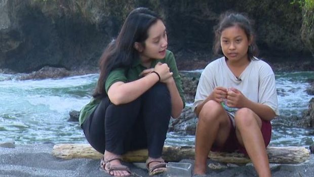 Amel tinggal bersama ayahnya di Dusun Lebaksari, Desa Lebakharjo, Kecamatan Ampelgading, Kabupaten Malang, Jawa Timur. Remaja itu merawat ayahnya yang stroke.