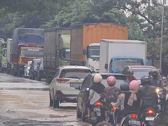 Kondisi jalan Pantura Pati-Rembang di Desa Ketitang Wetan, Pati, yang tergenang banjir, Senin (19/12/2022) pagi.