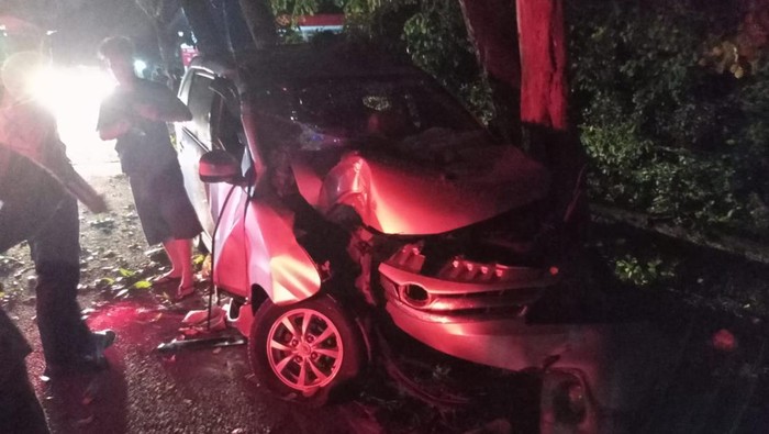 Kondisi mobil Avanza   ringsek usai terlibat kecelakaan tunggal di jalur tengkorak Denpasar-Gilimanuk, tepatnya di Banjar Tirta Kusuma, Desa Candikusuma, Kecamatan Melaya, Kabupaten Jembrana, Senin (19/12/2022).