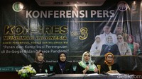 Ariyana Wahidah Sekretaris PRK, Zahrotun Nihayah, Prof Amany Lubis Ketua MUI Bidang Perempuan, Remaja dan Keluarga (PRK), Siti Marifah Ketua Komisi PRK saat konferensi pers dalam acara Kongres Muslimah Indonesia (KMI) ketiga yang digelar di Hotel Sari Pacific, Jakarta pada Senin (19/12/2022).