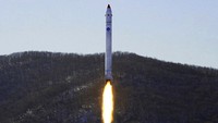 Juru bicara Pengembangan Dirgantara Nasional Korut (NADA) menyebut uji coba itu sebagai proses gerbang terakhir peluncuran satelit pengintai yang akan diselesaikan pada April 2023 mendatang. Korean Central News Agency/Korea News Service via AP.